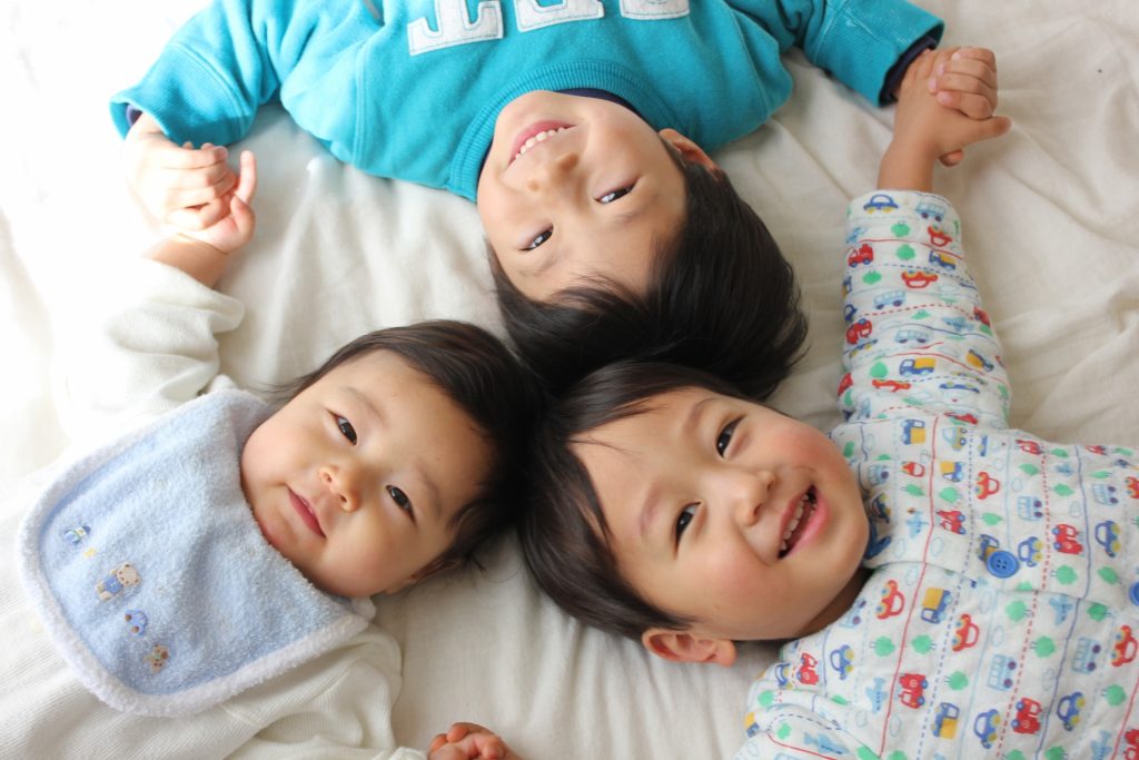 3人兄弟の笑顔