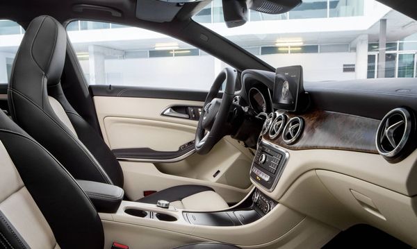 Mercedes-Benz CLA 250 4MATIC Shooting Brake (X117) 2016. Canvasitblau, Interieur schwarz-beige. Kraftstoffverbrauch (l/100 km) innerorts/außerorts/kombiniert: 8,7/5,5/6,7; CO2-Emissionen kombiniert: 154 g/km Mercedes-Benz CLA 250 4MATIC Shooting Brake (X117) 2016. Canvasite blue, Interior black-beige. Fuel consumption (l/100 km) urban/ex urban/combined: 8.7/5.5/6.7; combined CO2 emissions: 154 g/km