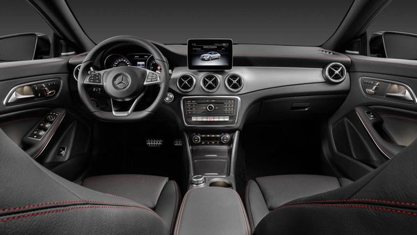 Mercedes-Benz CLA 200d 4MATIC Coupé (C117) 2016. Jupiterrot, Interieur Leder schwarz. Kraftstoffverbrauch (l/100 km) innerorts/außerorts/kombiniert: 5,5/4,0/4,6 CO2-Emissionen kombiniert: 119 g/km Mercedes-Benz CLA 200d 4MATIC Coupé (C117) 2016. Jupiter red, Interior: black leather. Fuel consumption (l/100 km) urban/ex urban/combined: 5.5/4.0/4.6 combined CO2 emissions: 119 g/km